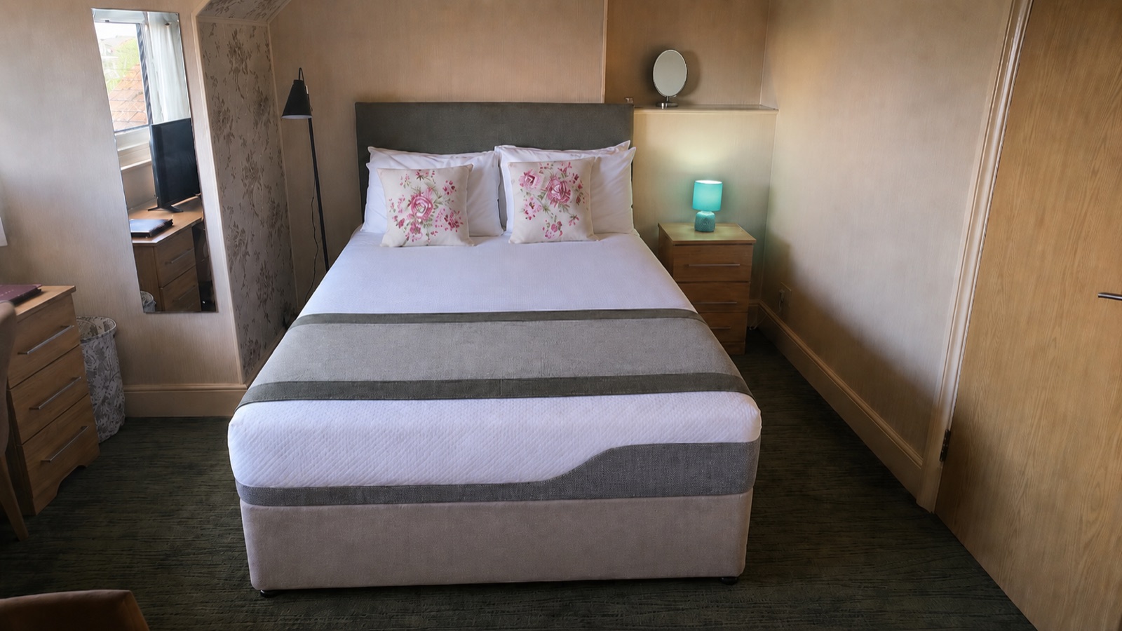 Room 9 · Aquamarine — double bed with aqua bedside lamp